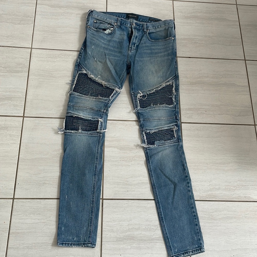 Me a 31x32 stacked skinny jeans